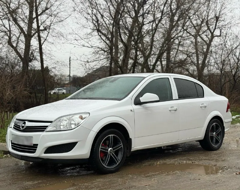 Продам opel astra год выпуска: 2013 объем: 1,6 ✅ я владелец. 2 хозяина. ✅ кузов и днище в отличном состоянии, без следов коррозии. ✅ все стекла родные, включая лобовое. заленая автотека. автомобиль полностью обслужен, от и до. сделано много работ. за машиной следили и ухаживали. замена масла каждые 7 тыс. км. мотор, коробка без каких-либо нареканий. все работает как и должно. подвеска - как мяч, без посторонних звуков. сидения и руль все время был в чехлах. сейчас как новые. салон чистый и опрятный, без дефектов. карты, ручки и все остальное не затертое. есть все необходимое. подогрев сидений. эл. рег. зеркал и фар. датчик света. 4 эл. стеклоподъемника. мультируль. ✅ зимний и летний комплект резины. 2 ключа. машиной будете довольны. работает каждая кнопочка. цена: 670₽ торг будет. по вопросам звоните. +7 949-333-46-96 нахожусь в донецке. 📞 звоните: +7(949)3334696 - фотография - 3