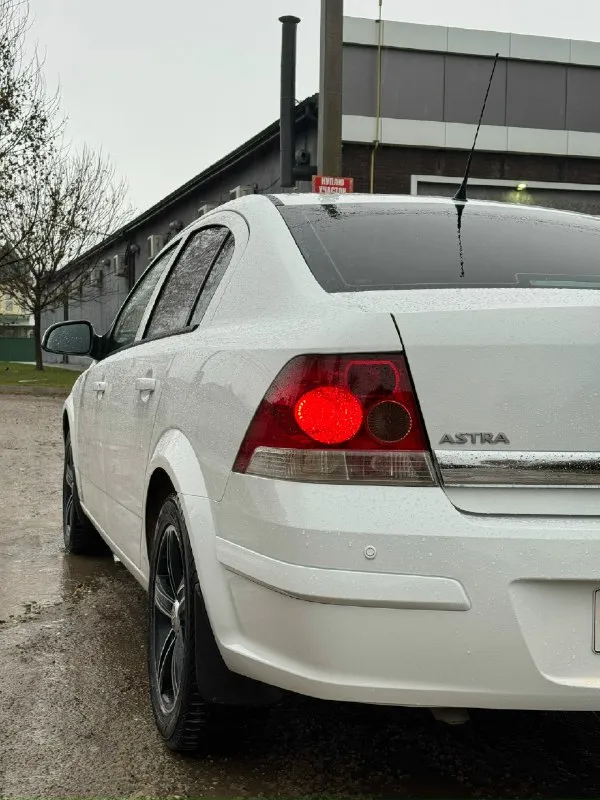 Продам opel astra год выпуска: 2013 объем: 1,6 ✅ я владелец. 2 хозяина. ✅ кузов и днище в отличном состоянии, без следов коррозии. ✅ все стекла родные, включая лобовое. заленая автотека. автомобиль полностью обслужен, от и до. сделано много работ. за машиной следили и ухаживали. замена масла каждые 7 тыс. км. мотор, коробка без каких-либо нареканий. все работает как и должно. подвеска - как мяч, без посторонних звуков. сидения и руль все время был в чехлах. сейчас как новые. салон чистый и опрятный, без дефектов. карты, ручки и все остальное не затертое. есть все необходимое. подогрев сидений. эл. рег. зеркал и фар. датчик света. 4 эл. стеклоподъемника. мультируль. ✅ зимний и летний комплект резины. 2 ключа. машиной будете довольны. работает каждая кнопочка. цена: 670₽ торг будет. по вопросам звоните. +7 949-333-46-96 нахожусь в донецке. 📞 звоните: +7(949)3334696 - фотография - 7