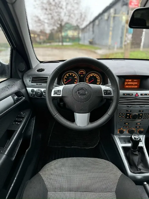 Продам opel astra год выпуска: 2013 объем: 1,6 ✅ я владелец. 2 хозяина. ✅ кузов и днище в отличном состоянии, без следов коррозии. ✅ все стекла родные, включая лобовое. заленая автотека. автомобиль полностью обслужен, от и до. сделано много работ. за машиной следили и ухаживали. замена масла каждые 7 тыс. км. мотор, коробка без каких-либо нареканий. все работает как и должно. подвеска - как мяч, без посторонних звуков. сидения и руль все время был в чехлах. сейчас как новые. салон чистый и опрятный, без дефектов. карты, ручки и все остальное не затертое. есть все необходимое. подогрев сидений. эл. рег. зеркал и фар. датчик света. 4 эл. стеклоподъемника. мультируль. ✅ зимний и летний комплект резины. 2 ключа. машиной будете довольны. работает каждая кнопочка. цена: 670₽ торг будет. по вопросам звоните. +7 949-333-46-96 нахожусь в донецке. 📞 звоните: +7(949)3334696 - фотография - 8