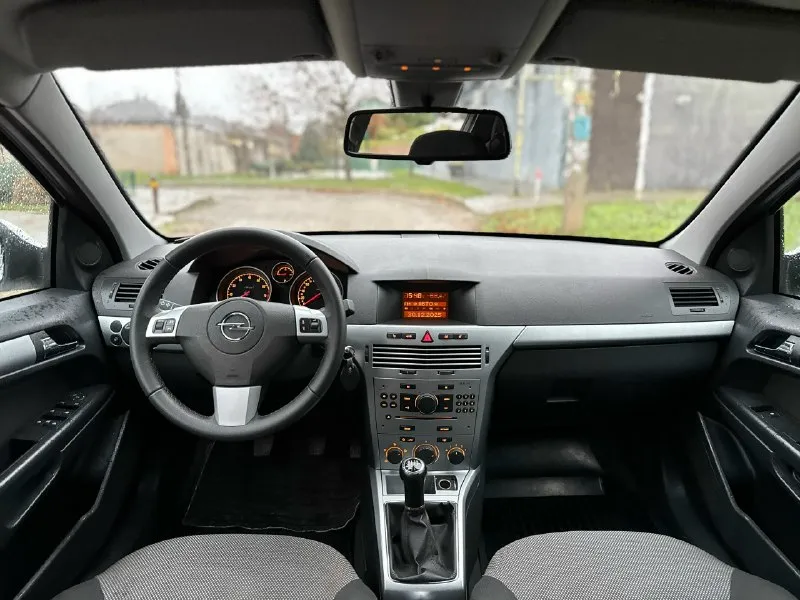 Продам opel astra год выпуска: 2013 объем: 1,6 ✅ я владелец. 2 хозяина. ✅ кузов и днище в отличном состоянии, без следов коррозии. ✅ все стекла родные, включая лобовое. заленая автотека. автомобиль полностью обслужен, от и до. сделано много работ. за машиной следили и ухаживали. замена масла каждые 7 тыс. км. мотор, коробка без каких-либо нареканий. все работает как и должно. подвеска - как мяч, без посторонних звуков. сидения и руль все время был в чехлах. сейчас как новые. салон чистый и опрятный, без дефектов. карты, ручки и все остальное не затертое. есть все необходимое. подогрев сидений. эл. рег. зеркал и фар. датчик света. 4 эл. стеклоподъемника. мультируль. ✅ зимний и летний комплект резины. 2 ключа. машиной будете довольны. работает каждая кнопочка. цена: 670₽ торг будет. по вопросам звоните. +7 949-333-46-96 нахожусь в донецке. 📞 звоните: +7(949)3334696 - фотография - 9