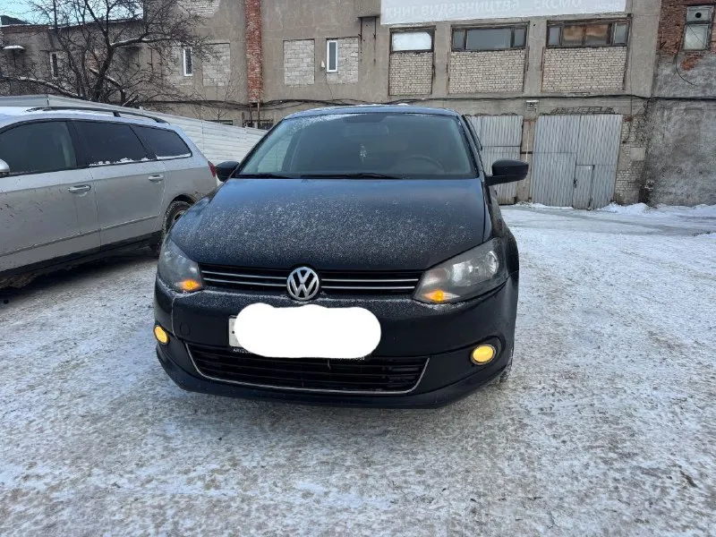 Продам фольксваген поло 2011 года акпп двигатель коробка работает отлично хорошая комплектация все работает без нареканий цена 750 торг срочно +79494548896 - фотография - 2