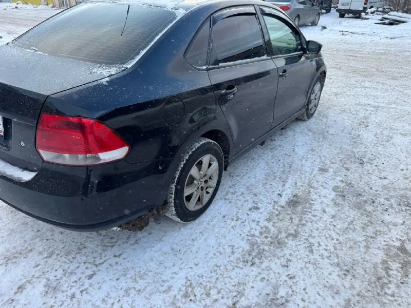 Продам фольксваген поло 2011 года акпп двигатель коробка работает отлично хорошая комплектация все работает без нареканий цена 750 торг срочно +79494548896 - фотография - 3