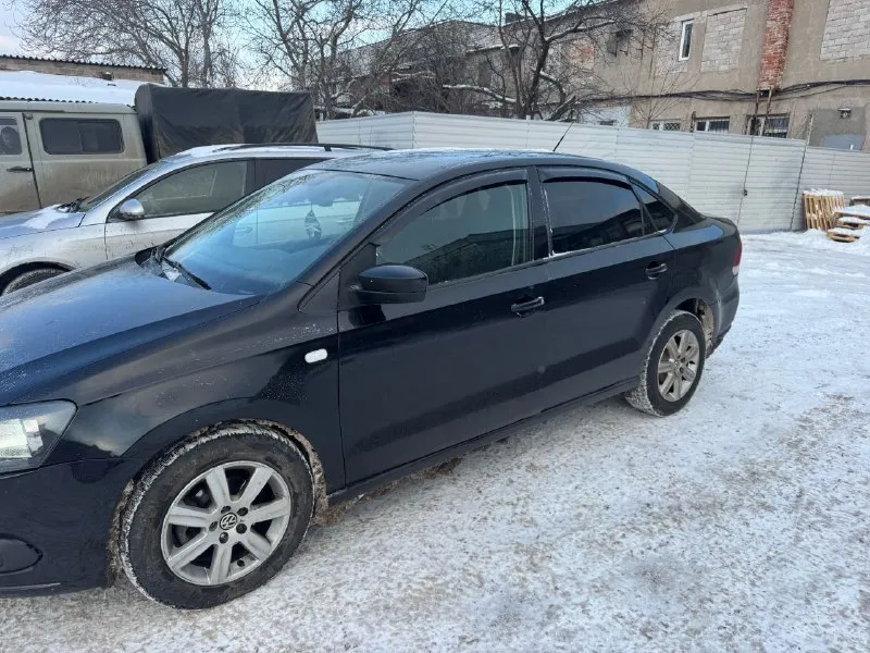 Продам фольксваген поло 2011 года акпп двигатель коробка работает отлично хорошая комплектация все работает без нареканий цена 750 торг срочно +79494548896 - фотография - 4