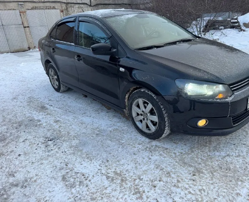 Продам фольксваген поло 2011 года акпп двигатель коробка работает отлично хорошая комплектация все работает без нареканий цена 750 торг срочно +79494548896 - фотография - 6