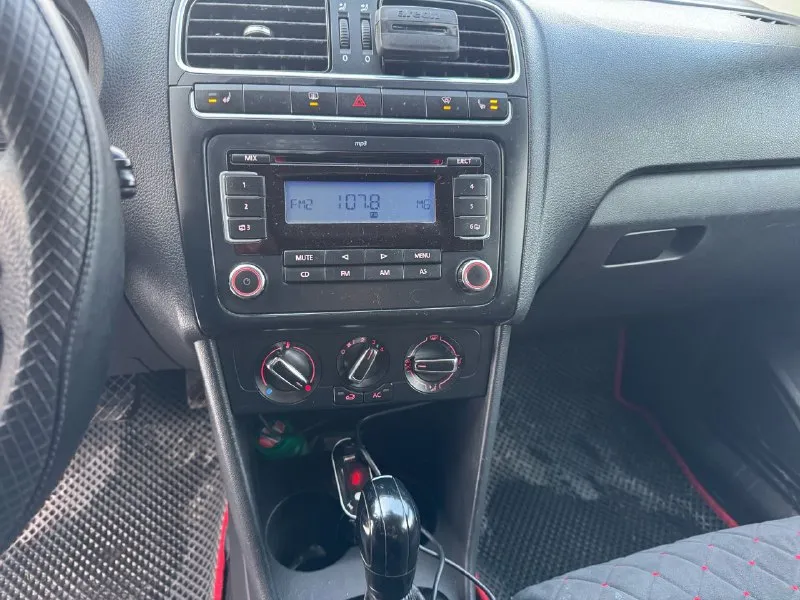 Продам фольксваген поло 2011 года акпп двигатель коробка работает отлично хорошая комплектация все работает без нареканий цена 750 торг срочно +79494548896 - фотография - 7