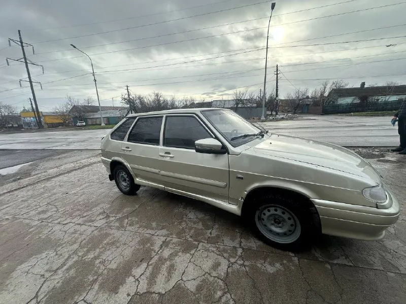 Продам свой ваз 2114 в отличном состоянии, 2006 год. очень бодрый тянет отлично, масло не ест. коробка в отличном состоянии, ничего не хрустит не вылетает. машина по кузову освежалась, гнили нет! днище родное состояние идеальное ! ходовка-мячик не стучит не гремит, всë менялось вовремя. полностью новая тормозная система ! стоят новые штампы с новой шипованной резиной салон аккуратный. 2 передних электро-стеклоподъемника магнитола с блютузом установлены грант зеркала в цвет с документами полный порядок я владелец авто по птс штрафов запретов нет. состояние сел и поехал !!! цена 265 тыс рублей по телефону не торгуюсь, реальному покупателю торг у капота! осмотр г. мариуполь все вопросы по телефону: +7(949)523-26-34 +7 (949) 225-85-35 📲 tg: иван николаевич 📞 звоните: +7(949)5232634 - фотография - 6