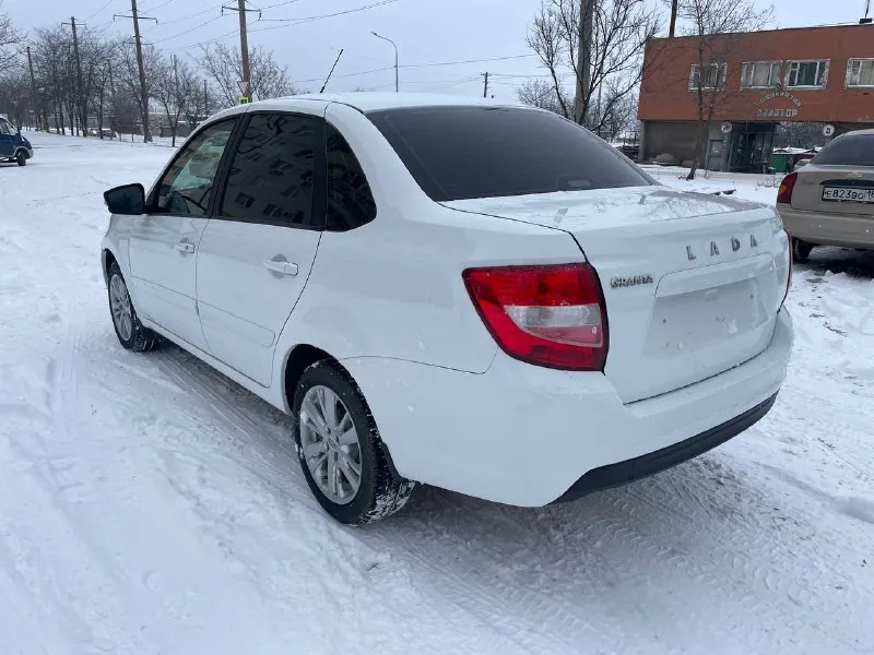 Продам ваз granta 2019г. автомат 1.6 16v 60 000 пробег 1 хозяин с салона комплектация: -коробка автомат -климат контроль -подогрев сидений -подушка безопасности -подогрев лобового -лифт сидений -круиз контроль -литые диски r15 резина пирели -сигнализация с автозапуском -электро зеркала, мультимедиа, шумоизоляция -паук стингер 4-1 вложений не требует сел и поехал. цена 850 000 тел. +79496788738 📲 tg: гурген кутаиси 📞 звоните: +7(949)6788738 - фотография - 3