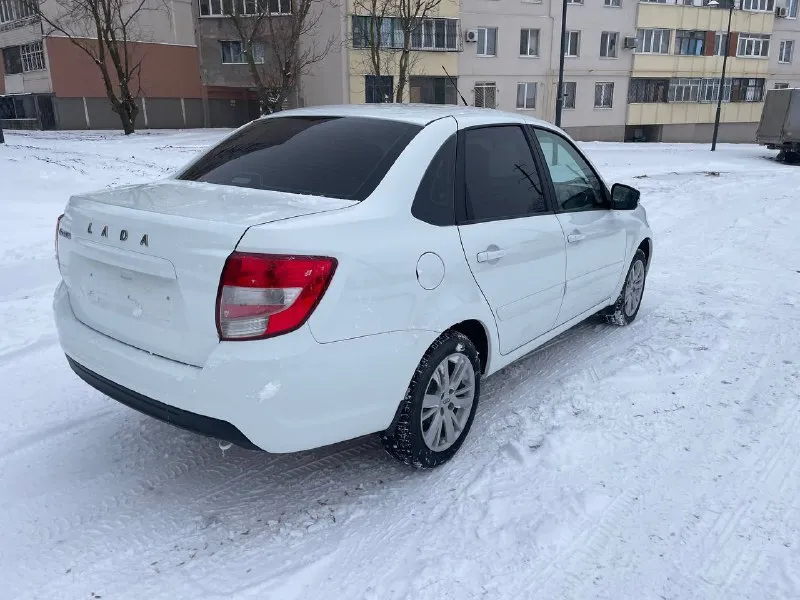 Продам ваз granta 2019г. автомат 1.6 16v 60 000 пробег 1 хозяин с салона комплектация: -коробка автомат -климат контроль -подогрев сидений -подушка безопасности -подогрев лобового -лифт сидений -круиз контроль -литые диски r15 резина пирели -сигнализация с автозапуском -электро зеркала, мультимедиа, шумоизоляция -паук стингер 4-1 вложений не требует сел и поехал. цена 850 000 тел. +79496788738 📲 tg: гурген кутаиси 📞 звоните: +7(949)6788738 - фотография - 4