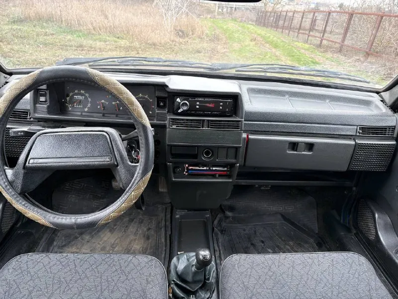 Продам ваз 2109 в хорошем состоянии, пробег 182т км, инжектор 2002г. двигатель 1.5 в хорошем состоянии, едет очень бодро, коробка не выбивает, не хрустит. на авто установлена хорошая зимняя шипованная резина r14,дно, пороги в отличном состоянии. из нового свечи, форсунки с рампой, датчик дмрв, радиатор, краник печки, антифриз, колодки, блок предохранителей, бензонасос. пересвечен щиток приборов, гранта зеркала, установлена простая музыка, сигнализация. новый аккумулятор. салон в хорошем состоянии документы в порядке, любое переоформление, есть действующий техосмотр. цена 190.₽ торг у капота осмотр г. новоазовск т. +79493137598 т. +79493183670 📲 tg: николай 📞 звоните: +7(949)3137598 - фотография - 10