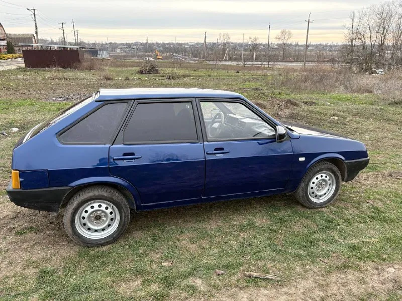 Продам ваз 2109 в хорошем состоянии, пробег 182т км, инжектор 2002г. двигатель 1.5 в хорошем состоянии, едет очень бодро, коробка не выбивает, не хрустит. на авто установлена хорошая зимняя шипованная резина r14,дно, пороги в отличном состоянии. из нового свечи, форсунки с рампой, датчик дмрв, радиатор, краник печки, антифриз, колодки, блок предохранителей, бензонасос. пересвечен щиток приборов, гранта зеркала, установлена простая музыка, сигнализация. новый аккумулятор. салон в хорошем состоянии документы в порядке, любое переоформление, есть действующий техосмотр. цена 190.₽ торг у капота осмотр г. новоазовск т. +79493137598 т. +79493183670 📲 tg: николай 📞 звоните: +7(949)3137598 - фотография - 2