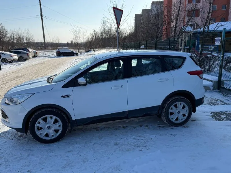 Ford kuga 2013 года, бензиновый двигатель 1.6, механическая коробка передач. два собственника по птс. подтвержденный оригинальный пробег — 168 000 км. vin для проверки z6faxxesmadu12529 автомобиль в отличном состоянии: - оцинкованный кузов, защищен от коррозии. - все стекла оригинальные, включая лобовое. - двигатель работает ровно, без посторонних шумов и ошибок. - коробка передач плавная, ходовая часть без стуков. в комплекте: полный набор ключей и сервисная книжка. документы в полном порядке, продажа с официальным оформлением. цена 950 000 рублей город: донецк. телефон для связи: +7 (949) 983-13-86. - фотография - 7