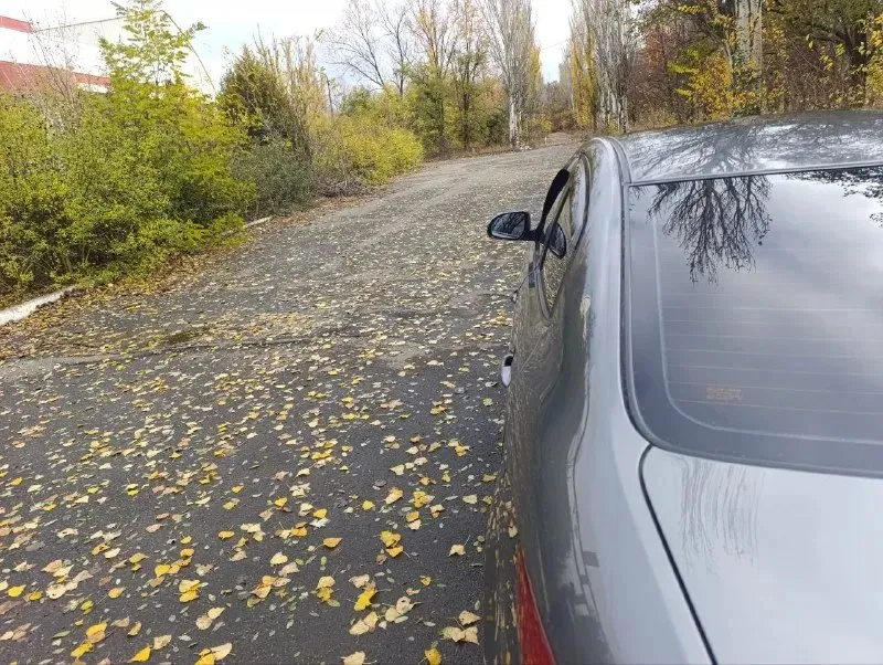 Kia rio 3,1.6, 2013г. пробег 230 000 км птс, без дтп, в родном окрасе. бортовой компьютер, климат контроль, центральный замок, мультируль, обогрев передних сидений, обогрев руля-лобового, заднего стекла и зеркал. эл. регулировка зеркал, электростеклоподъёмники, подушки безопасности, два ключа. сигнализация starline с автозапуском. магнитола teyes cc3, хорошая музыка. без ржавчины рыжиков и т. д. кузов в отличном состоянии. все стекла оригинальные, включая лобовое. ходовая без стуков, скрипов, вложений не требует двигатель работает ровно, не троит, без ошибок. по дукументам все чисто. 180 регион. машиной владею 2 года. осмотр в г. горловка, 850 000руб. торг у капота. +79493155013. или тг. 📞 звоните: +7(949)3155013 - фотография - 3