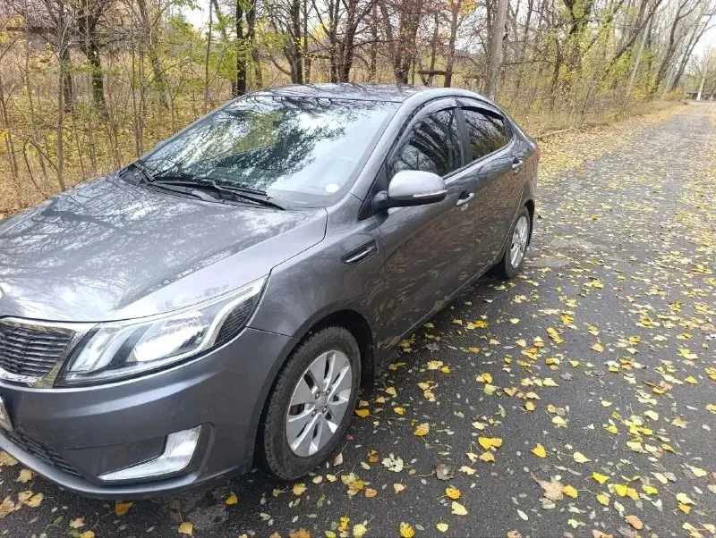 Kia rio 3,1.6, 2013г. пробег 230 000 км птс, без дтп, в родном окрасе. бортовой компьютер, климат контроль, центральный замок, мультируль, обогрев передних сидений, обогрев руля-лобового, заднего стекла и зеркал. эл. регулировка зеркал, электростеклоподъёмники, подушки безопасности, два ключа. сигнализация starline с автозапуском. магнитола teyes cc3, хорошая музыка. без ржавчины рыжиков и т. д. кузов в отличном состоянии. все стекла оригинальные, включая лобовое. ходовая без стуков, скрипов, вложений не требует двигатель работает ровно, не троит, без ошибок. по дукументам все чисто. 180 регион. машиной владею 2 года. осмотр в г. горловка, 850 000руб. торг у капота. +79493155013. или тг. 📞 звоните: +7(949)3155013 - фотография - 4