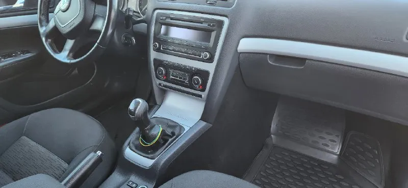 Skoda октавия а5, состояние на твёрдую 5ку, год выпуска 2012, двигатель 1.6 bfe, ходовая как мячик, по кузову без повреждений, не гнилая, не ржавая, покупал в краснодаре, лобовое стекло целое, без сколов, климат 2х зоный, заправлен, круиз контроль, 4 эсп, два ключа, салон чистый, не прокуренный, не затёртый, оформление в мрэо обязательно, г. горловка, цена 850т. р. +79495625463 📞 звоните: +7(949)5625463 - фотография - 7