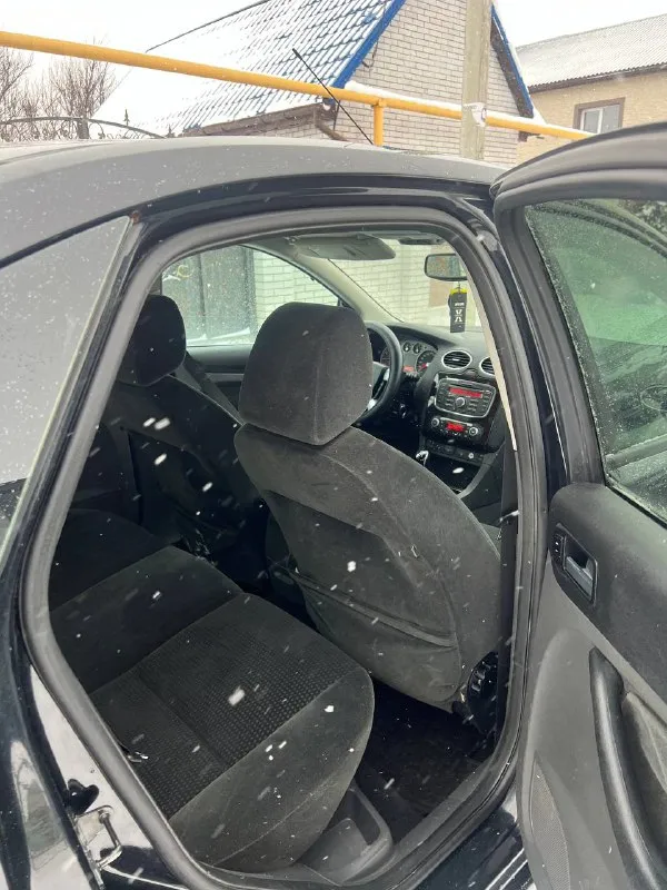Продам ford focus 2 ghia переходной рестайлинг самая полная комплектация год: 2007 двигатель 1.8 125лс родной пробег: 210т техника автомобиля без нареканий, обслужена, двигатель работает отлично, ходовая обслужена, кузов в очень достойном состоянии днище целое, все силовые части родные 6 подушек безопасности. по комплектации: двух-зонный климат, подогрев лобового, сидений, зеркал, круиз, датчик света и дождя, омыватели фар, esp стабилизация, подрулевое управлений музыкой, стеклоподьемники в круг, эл зеркала, центральный замок, бортовой компьютер! автомобиль вложений не требует. документы чистые торг есть цена: 575000 находиться в мариуполе 📞+79496463727 - фотография - 10