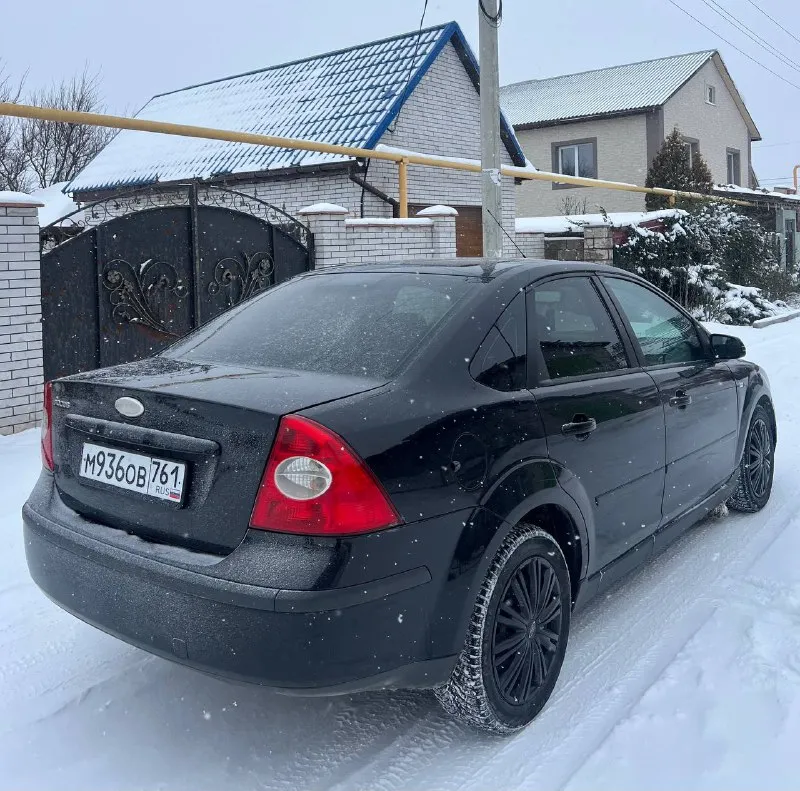 Продам ford focus 2 ghia переходной рестайлинг самая полная комплектация год: 2007 двигатель 1.8 125лс родной пробег: 210т техника автомобиля без нареканий, обслужена, двигатель работает отлично, ходовая обслужена, кузов в очень достойном состоянии днище целое, все силовые части родные 6 подушек безопасности. по комплектации: двух-зонный климат, подогрев лобового, сидений, зеркал, круиз, датчик света и дождя, омыватели фар, esp стабилизация, подрулевое управлений музыкой, стеклоподьемники в круг, эл зеркала, центральный замок, бортовой компьютер! автомобиль вложений не требует. документы чистые торг есть цена: 575000 находиться в мариуполе 📞+79496463727 - фотография - 4