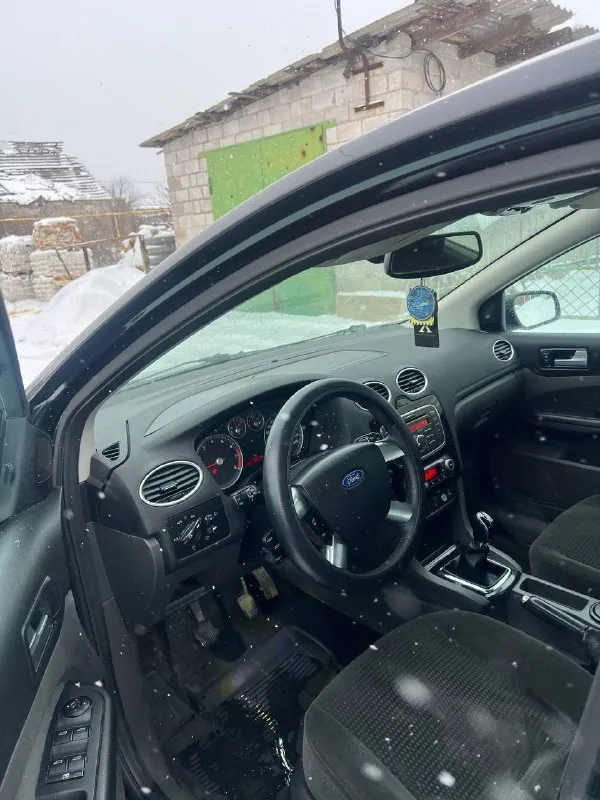 Продам ford focus 2 ghia переходной рестайлинг самая полная комплектация год: 2007 двигатель 1.8 125лс родной пробег: 210т техника автомобиля без нареканий, обслужена, двигатель работает отлично, ходовая обслужена, кузов в очень достойном состоянии днище целое, все силовые части родные 6 подушек безопасности. по комплектации: двух-зонный климат, подогрев лобового, сидений, зеркал, круиз, датчик света и дождя, омыватели фар, esp стабилизация, подрулевое управлений музыкой, стеклоподьемники в круг, эл зеркала, центральный замок, бортовой компьютер! автомобиль вложений не требует. документы чистые торг есть цена: 575000 находиться в мариуполе 📞+79496463727 - фотография - 7