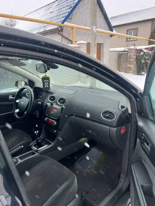 Продам ford focus 2 ghia переходной рестайлинг самая полная комплектация год: 2007 двигатель 1.8 125лс родной пробег: 210т техника автомобиля без нареканий, обслужена, двигатель работает отлично, ходовая обслужена, кузов в очень достойном состоянии днище целое, все силовые части родные 6 подушек безопасности. по комплектации: двух-зонный климат, подогрев лобового, сидений, зеркал, круиз, датчик света и дождя, омыватели фар, esp стабилизация, подрулевое управлений музыкой, стеклоподьемники в круг, эл зеркала, центральный замок, бортовой компьютер! автомобиль вложений не требует. документы чистые торг есть цена: 575000 находиться в мариуполе 📞+79496463727 - фотография - 8