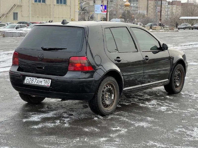 Продам volkswagen golf 4 2000г выпуска 180.000 пробег родной 1 владелец машина всю жизнь в одной семье стеклоподъемники, кондиционер, парктроники, камера заднего вида 1.4 механика по технической части все отлично, ходовая новая, масла, фильтра поменяны, полностью обслужена из нюансов полез лак на капоте +79490735659 осмотр г. волноваха по договоренности могу привезти цена: 400.000₽ торг - фотография - 2