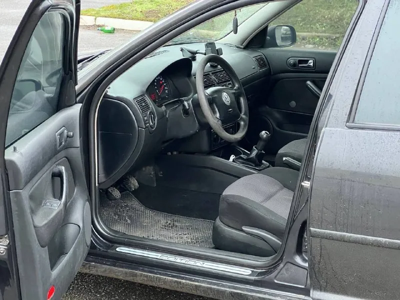 Продам volkswagen golf 4 2000г выпуска 180.000 пробег родной 1 владелец машина всю жизнь в одной семье стеклоподъемники, кондиционер, парктроники, камера заднего вида 1.4 механика по технической части все отлично, ходовая новая, масла, фильтра поменяны, полностью обслужена из нюансов полез лак на капоте +79490735659 осмотр г. волноваха по договоренности могу привезти цена: 400.000₽ торг - фотография - 4