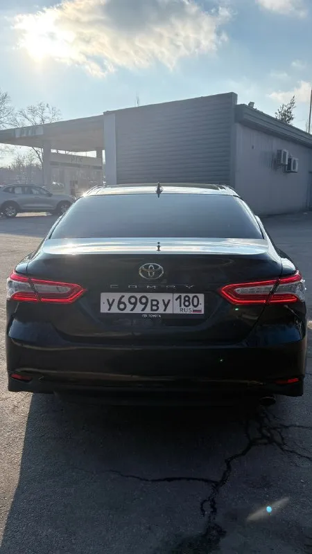 Продам toyota camry 2018 год,2.5. цвет чёрный. пробег родной 150 тыс. км автомобиль свой, весь обслуженный и очень ухоженный. официальная, европейка. я 3 хозяин, машина на мне. птс оригинал. ни одного дтп, ни одного страхового случая, вся полностью целая, ничего не снималось, ни одного окраса и подкраса, включая бампера. стёкла все родные. 2 ключа. морда и все зоны риска в броне, машина обесшумлена, стоит сигнализация pandora с автозапуском, установлены сетки в радиаторную решетку и решётку бампера. установлены дорогие прилегающие ветровики. поставил в круг новые тормозные диски nibk (перфорированные с вентиляцией) и колодки nibk, тормоза очень отличаются от стока. масло в двигателе и все фильтры поменяны 2000 км назад, заливаю оригинал toyota 0w20. масло в коробке поменяно 10 тыс. назад. поменял опорные подшипники 5 тыс. км назад. по авто абсолютно ничего не нужно делать. по комплектации : музыка jbl с сабвуфером( играет на 10/10), камеры перед/зад, обогрев всего лобового стекла, 📞 звоните: +7(949)3207398 - фотография - 2
