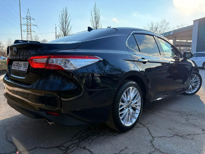 Продам toyota camry 2018 год,2.5. цвет чёрный. пробег родной 150 тыс. км автомобиль свой, весь обслуженный и очень ухоженный. официальная, европейка. я 3 хозяин, машина на мне. птс оригинал. ни одного дтп, ни одного страхового случая, вся полностью целая, ничего не снималось, ни одного окраса и подкраса, включая бампера. стёкла все родные. 2 ключа. морда и все зоны риска в броне, машина обесшумлена, стоит сигнализация pandora с автозапуском, установлены сетки в радиаторную решетку и решётку бампера. установлены дорогие прилегающие ветровики. поставил в круг новые тормозные диски nibk (перфорированные с вентиляцией) и колодки nibk, тормоза очень отличаются от стока. масло в двигателе и все фильтры поменяны 2000 км назад, заливаю оригинал toyota 0w20. масло в коробке поменяно 10 тыс. назад. поменял опорные подшипники 5 тыс. км назад. по авто абсолютно ничего не нужно делать. по комплектации : музыка jbl с сабвуфером( играет на 10/10), камеры перед/зад, обогрев всего лобового стекла, 📞 звоните: +7(949)3207398 - фотография - 3