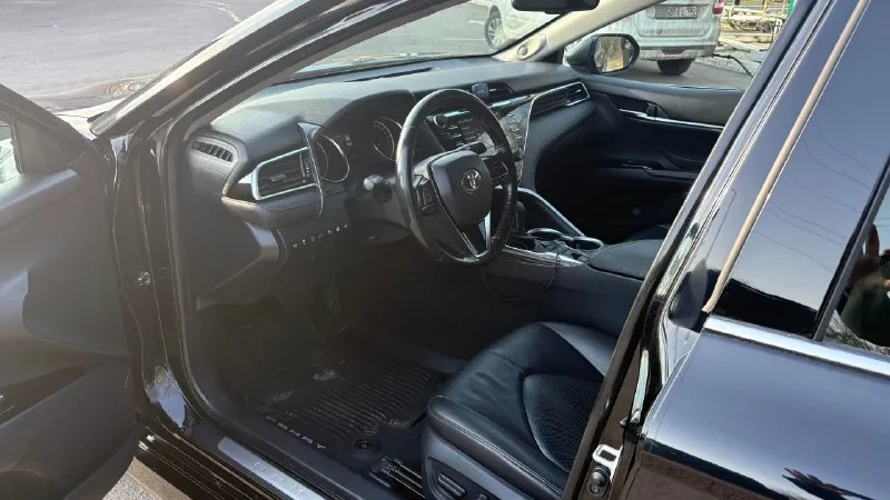 Продам toyota camry 2018 год,2.5. цвет чёрный. пробег родной 150 тыс. км автомобиль свой, весь обслуженный и очень ухоженный. официальная, европейка. я 3 хозяин, машина на мне. птс оригинал. ни одного дтп, ни одного страхового случая, вся полностью целая, ничего не снималось, ни одного окраса и подкраса, включая бампера. стёкла все родные. 2 ключа. морда и все зоны риска в броне, машина обесшумлена, стоит сигнализация pandora с автозапуском, установлены сетки в радиаторную решетку и решётку бампера. установлены дорогие прилегающие ветровики. поставил в круг новые тормозные диски nibk (перфорированные с вентиляцией) и колодки nibk, тормоза очень отличаются от стока. масло в двигателе и все фильтры поменяны 2000 км назад, заливаю оригинал toyota 0w20. масло в коробке поменяно 10 тыс. назад. поменял опорные подшипники 5 тыс. км назад. по авто абсолютно ничего не нужно делать. по комплектации : музыка jbl с сабвуфером( играет на 10/10), камеры перед/зад, обогрев всего лобового стекла, 📞 звоните: +7(949)3207398 - фотография - 6