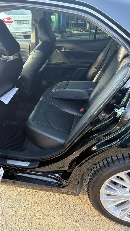 Продам toyota camry 2018 год,2.5. цвет чёрный. пробег родной 150 тыс. км автомобиль свой, весь обслуженный и очень ухоженный. официальная, европейка. я 3 хозяин, машина на мне. птс оригинал. ни одного дтп, ни одного страхового случая, вся полностью целая, ничего не снималось, ни одного окраса и подкраса, включая бампера. стёкла все родные. 2 ключа. морда и все зоны риска в броне, машина обесшумлена, стоит сигнализация pandora с автозапуском, установлены сетки в радиаторную решетку и решётку бампера. установлены дорогие прилегающие ветровики. поставил в круг новые тормозные диски nibk (перфорированные с вентиляцией) и колодки nibk, тормоза очень отличаются от стока. масло в двигателе и все фильтры поменяны 2000 км назад, заливаю оригинал toyota 0w20. масло в коробке поменяно 10 тыс. назад. поменял опорные подшипники 5 тыс. км назад. по авто абсолютно ничего не нужно делать. по комплектации : музыка jbl с сабвуфером( играет на 10/10), камеры перед/зад, обогрев всего лобового стекла, 📞 звоните: +7(949)3207398 - фотография - 7
