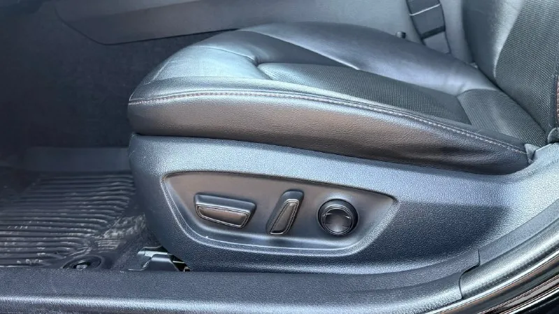 Продам toyota camry 2018 год,2.5. цвет чёрный. пробег родной 150 тыс. км автомобиль свой, весь обслуженный и очень ухоженный. официальная, европейка. я 3 хозяин, машина на мне. птс оригинал. ни одного дтп, ни одного страхового случая, вся полностью целая, ничего не снималось, ни одного окраса и подкраса, включая бампера. стёкла все родные. 2 ключа. морда и все зоны риска в броне, машина обесшумлена, стоит сигнализация pandora с автозапуском, установлены сетки в радиаторную решетку и решётку бампера. установлены дорогие прилегающие ветровики. поставил в круг новые тормозные диски nibk (перфорированные с вентиляцией) и колодки nibk, тормоза очень отличаются от стока. масло в двигателе и все фильтры поменяны 2000 км назад, заливаю оригинал toyota 0w20. масло в коробке поменяно 10 тыс. назад. поменял опорные подшипники 5 тыс. км назад. по авто абсолютно ничего не нужно делать. по комплектации : музыка jbl с сабвуфером( играет на 10/10), камеры перед/зад, обогрев всего лобового стекла, 📞 звоните: +7(949)3207398 - фотография - 8