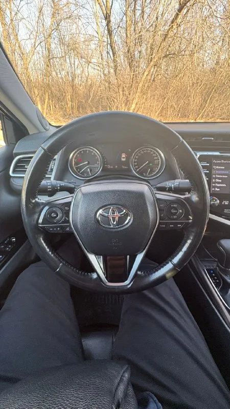 Продам toyota camry 2018 год,2.5. цвет чёрный. пробег родной 150 тыс. км автомобиль свой, весь обслуженный и очень ухоженный. официальная, европейка. я 3 хозяин, машина на мне. птс оригинал. ни одного дтп, ни одного страхового случая, вся полностью целая, ничего не снималось, ни одного окраса и подкраса, включая бампера. стёкла все родные. 2 ключа. морда и все зоны риска в броне, машина обесшумлена, стоит сигнализация pandora с автозапуском, установлены сетки в радиаторную решетку и решётку бампера. установлены дорогие прилегающие ветровики. поставил в круг новые тормозные диски nibk (перфорированные с вентиляцией) и колодки nibk, тормоза очень отличаются от стока. масло в двигателе и все фильтры поменяны 2000 км назад, заливаю оригинал toyota 0w20. масло в коробке поменяно 10 тыс. назад. поменял опорные подшипники 5 тыс. км назад. по авто абсолютно ничего не нужно делать. по комплектации : музыка jbl с сабвуфером( играет на 10/10), камеры перед/зад, обогрев всего лобового стекла, 📞 звоните: +7(949)3207398 - фотография - 9