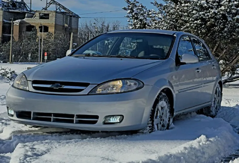 Chevrolet lacetti. год выпуска 2009, пробег 206000 км. мкпп 5-ступенчатая механика. г. донецк. тел. +79494491943. авто в хорошем. состояние как внешнее, так и техническое без гнили, коррозии и ржавчины. остекление заводское, в том числе и лобовое, в дтп не участвовала, в родном окрасе (только косметика). все швы и герметики заводские. не одна деталь не один болтик не крутился, техническое состояние без нареканий. подвеска обслужена. масло фильтра все жидкости заменены. мотор работает как швейцарские часы. масло не расходует, не дымит, не троит. салон целый чистый и опрятный комплектация: полный электропакет. кондиционер (холодит как сумасшедший), abs, srs, airbag, гидроусилитель руля электроподъемники всех стекол с давотчиками, электрозеркала, с подогревом led-противотуманки, корректор фар центральный замок, сигнализацыя sheriff с обратной связью и автозапуском парк-троник-заднего хода, литые диски на хорошей зимней резине kumho r15. г. донецк цена.600.000 хороший торг - фотография - 2