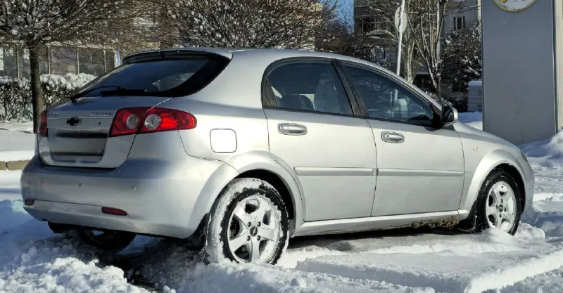 Chevrolet lacetti. год выпуска 2009, пробег 206000 км. мкпп 5-ступенчатая механика. г. донецк. тел. +79494491943. авто в хорошем. состояние как внешнее, так и техническое без гнили, коррозии и ржавчины. остекление заводское, в том числе и лобовое, в дтп не участвовала, в родном окрасе (только косметика). все швы и герметики заводские. не одна деталь не один болтик не крутился, техническое состояние без нареканий. подвеска обслужена. масло фильтра все жидкости заменены. мотор работает как швейцарские часы. масло не расходует, не дымит, не троит. салон целый чистый и опрятный комплектация: полный электропакет. кондиционер (холодит как сумасшедший), abs, srs, airbag, гидроусилитель руля электроподъемники всех стекол с давотчиками, электрозеркала, с подогревом led-противотуманки, корректор фар центральный замок, сигнализацыя sheriff с обратной связью и автозапуском парк-троник-заднего хода, литые диски на хорошей зимней резине kumho r15. г. донецк цена.600.000 хороший торг - фотография - 7