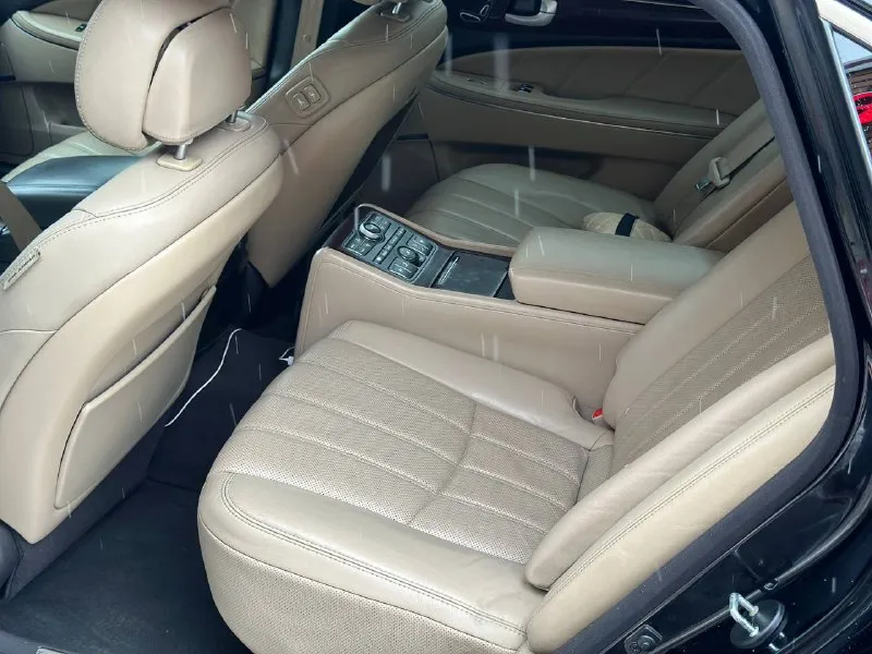 В продаже ⚡️ hyundai equus vs460 ⚡️ 💰цена 1 100 000₽ ✅год выпуска 2012 ⚙️двигатель 4.6 самолет ⚙️коробка автомат задный привод ✅пробег 268 000 км ✅с документами полный порядок ! ✅новые тормозные диски в круг, новые колодки в круг свежее масло со всеми фильтрами !! автомобиль полностью обслужен доедет куда угодно !! машина в очень достойном состоянии реальный конкурент s class и bmw7 серии намного дешевле по расходникам двигатель миллионник. ! не путать с двигателем 3.8 !!!!! пневма, присоски, массажи все работает недавно было сделано большое то! жирнейшая комплектация ! звоните, пишите обсудим ! дмитрий +79493671204 📞 звоните: +7(949)3671204 - фотография - 10