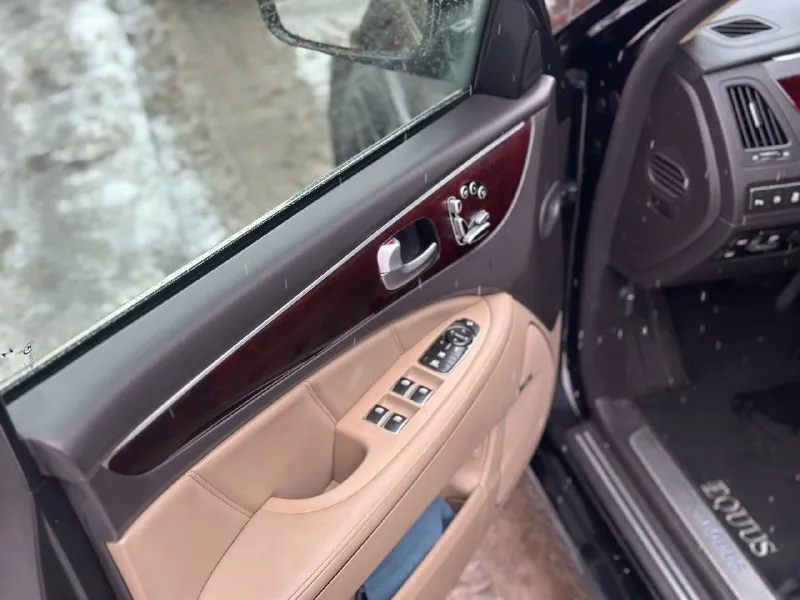 В продаже ⚡️ hyundai equus vs460 ⚡️ 💰цена 1 100 000₽ ✅год выпуска 2012 ⚙️двигатель 4.6 самолет ⚙️коробка автомат задный привод ✅пробег 268 000 км ✅с документами полный порядок ! ✅новые тормозные диски в круг, новые колодки в круг свежее масло со всеми фильтрами !! автомобиль полностью обслужен доедет куда угодно !! машина в очень достойном состоянии реальный конкурент s class и bmw7 серии намного дешевле по расходникам двигатель миллионник. ! не путать с двигателем 3.8 !!!!! пневма, присоски, массажи все работает недавно было сделано большое то! жирнейшая комплектация ! звоните, пишите обсудим ! дмитрий +79493671204 📞 звоните: +7(949)3671204 - фотография - 9