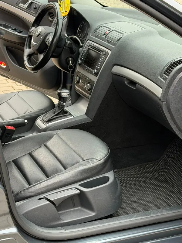 Skoda octavia год выпуска - 2012 двигатель - 1.8t автоматическая кпп ( asin ) пробег - 201.000км цена - 1.050.000₽ тел. - +79493902663 либо: - +7 (949) 679-98-14 автомобиль в идеальном состоянии, без каких либо вложений что по кузову, что по технической части. 2 хозяина с автосалона. родной пробег. очень бодрая связка двигателя 1.8 турбо с обычным гидротрансформатором asin ( не путать с проблемной dsg ) на самой жирной комплектации: подогревы всех сидений; большой сенсорный монитор; хорошая акустика; двухзонный климат-контроль; датчик света и дождя; круиз-контроль; парктроник; эл. складываемые зеркала с подогревом; 2 пары ключей; штатные диски r-16 с новой резиной; кожаный мультируль; антибукс; 4эл. стеклоподъемника с доводчиками; омыватель фар; полный бортовой компьютер; большой багажник и многое другое. кто ищет достойную октавию со связкой 1.8т - ат которая дарит кучу удовольствия от вождения - добро пожаловать. спасибо за внима 📞 🇷🇺 звоните: +79493902663 - фотография - 10