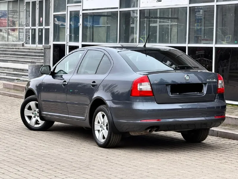 Skoda octavia год выпуска - 2012 двигатель - 1.8t автоматическая кпп ( asin ) пробег - 201.000км цена - 1.050.000₽ тел. - +79493902663 либо: - +7 (949) 679-98-14 автомобиль в идеальном состоянии, без каких либо вложений что по кузову, что по технической части. 2 хозяина с автосалона. родной пробег. очень бодрая связка двигателя 1.8 турбо с обычным гидротрансформатором asin ( не путать с проблемной dsg ) на самой жирной комплектации: подогревы всех сидений; большой сенсорный монитор; хорошая акустика; двухзонный климат-контроль; датчик света и дождя; круиз-контроль; парктроник; эл. складываемые зеркала с подогревом; 2 пары ключей; штатные диски r-16 с новой резиной; кожаный мультируль; антибукс; 4эл. стеклоподъемника с доводчиками; омыватель фар; полный бортовой компьютер; большой багажник и многое другое. кто ищет достойную октавию со связкой 1.8т - ат которая дарит кучу удовольствия от вождения - добро пожаловать. спасибо за внима 📞 🇷🇺 звоните: +79493902663 - фотография - 2