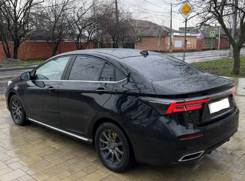 Omoda s5 2024 года двигатель 1.5 автомобиль в идеальном состоянии, в заводком окрасе! на жирной комплектации покупалась новой в автосалоне, у официального дилера, все книги сервисное обслуживание имеется! 2 комплекта колес,2 ключа автозапуск carplay, без ключевой доступ страт-стоп и многое другое! прошла полное то машина личная, ездила жена 1 хозяин документы чистые! цена 1.300.000 рублей торг луганск +79595532931 - фотография - 3