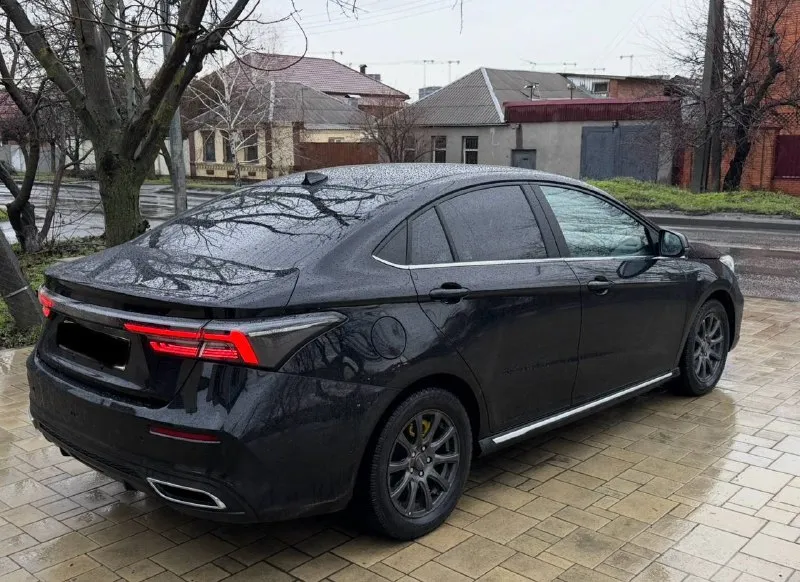 Omoda s5 2024 года двигатель 1.5 автомобиль в идеальном состоянии, в заводком окрасе! на жирной комплектации покупалась новой в автосалоне, у официального дилера, все книги сервисное обслуживание имеется! 2 комплекта колес,2 ключа автозапуск carplay, без ключевой доступ страт-стоп и многое другое! прошла полное то машина личная, ездила жена 1 хозяин документы чистые! цена 1.300.000 рублей торг луганск +79595532931 - фотография - 5
