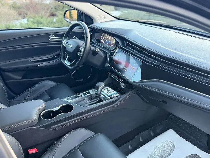 Omoda s5 2024 года двигатель 1.5 автомобиль в идеальном состоянии, в заводком окрасе! на жирной комплектации покупалась новой в автосалоне, у официального дилера, все книги сервисное обслуживание имеется! 2 комплекта колес,2 ключа автозапуск carplay, без ключевой доступ страт-стоп и многое другое! прошла полное то машина личная, ездила жена 1 хозяин документы чистые! цена 1.300.000 рублей торг луганск +79595532931 - фотография - 7