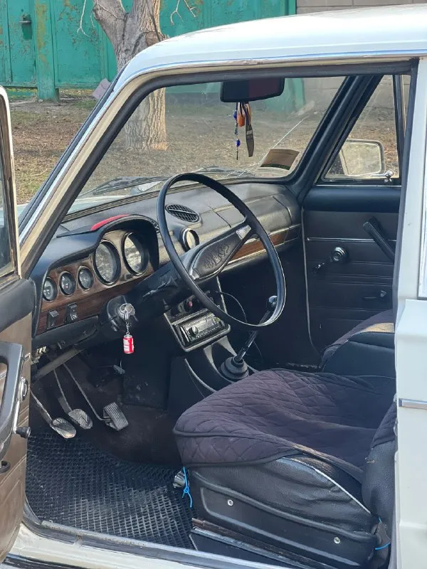 Продам ваз 2106 год выпуска 1989 машина вся исправлена продажа с номерами 1.3 работает как часики без всяких лишних звуков кпп 4-х ступка все передачи включаются не выбивает не хрустит ходовая вся перебиралась не стучит не гремит по ямкам как мячик резина зима ❄ салон ухоженный чистый приятный по документам порядок оформление по договору купли продажи цена 125.000 возможен обмен г. луганск тел +79598141018 📞 звоните: +7(959)8141018 - фотография - 4