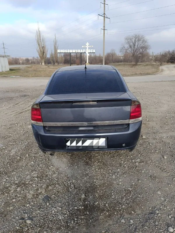Продаётся opel вектра с год 2006 ✅ 1.8 ✅кпп механика ✅двух зонный климат контроль. ✅подогрев сидушек. ✅электро зеркала, подогрев зеркал и зад стекла. зеркала складываются с пульта. ✅центральный замок. ✅4 стекло подъемника. ✅всё работает все светится моргает. ✅зимняя резина, 16-е титаны. ✅салон чистый опрятный. в силу возраста автомобиля есть косячки по лкп. находится в г. енакиево. цена данного автомобиля 4️⃣7️⃣5️⃣0️⃣0️⃣0️⃣ рублей. торг присутствует. номер телефона +79490344684 📲 tg: @evgeniy549a 📞 звоните: +7(949)0344684 - фотография - 3
