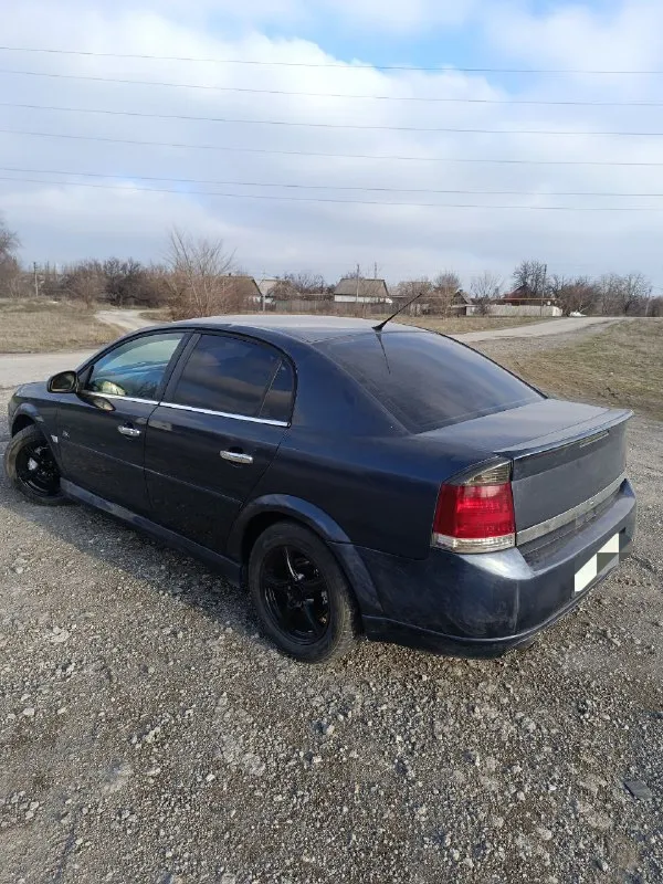 Продаётся opel вектра с год 2006 ✅ 1.8 ✅кпп механика ✅двух зонный климат контроль. ✅подогрев сидушек. ✅электро зеркала, подогрев зеркал и зад стекла. зеркала складываются с пульта. ✅центральный замок. ✅4 стекло подъемника. ✅всё работает все светится моргает. ✅зимняя резина, 16-е титаны. ✅салон чистый опрятный. в силу возраста автомобиля есть косячки по лкп. находится в г. енакиево. цена данного автомобиля 4️⃣7️⃣5️⃣0️⃣0️⃣0️⃣ рублей. торг присутствует. номер телефона +79490344684 📲 tg: @evgeniy549a 📞 звоните: +7(949)0344684 - фотография - 4