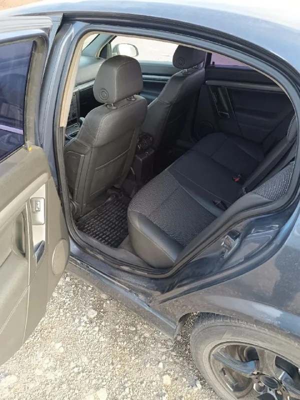 Продаётся opel вектра с год 2006 ✅ 1.8 ✅кпп механика ✅двух зонный климат контроль. ✅подогрев сидушек. ✅электро зеркала, подогрев зеркал и зад стекла. зеркала складываются с пульта. ✅центральный замок. ✅4 стекло подъемника. ✅всё работает все светится моргает. ✅зимняя резина, 16-е титаны. ✅салон чистый опрятный. в силу возраста автомобиля есть косячки по лкп. находится в г. енакиево. цена данного автомобиля 4️⃣7️⃣5️⃣0️⃣0️⃣0️⃣ рублей. торг присутствует. номер телефона +79490344684 📲 tg: @evgeniy549a 📞 звоните: +7(949)0344684 - фотография - 7