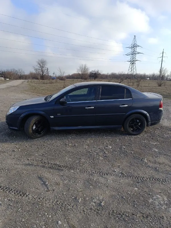 Продаётся opel вектра с год 2006 ✅ 1.8 ✅кпп механика ✅двух зонный климат контроль. ✅подогрев сидушек. ✅электро зеркала, подогрев зеркал и зад стекла. зеркала складываются с пульта. ✅центральный замок. ✅4 стекло подъемника. ✅всё работает все светится моргает. ✅зимняя резина, 16-е титаны. ✅салон чистый опрятный. в силу возраста автомобиля есть косячки по лкп. находится в г. енакиево. цена данного автомобиля 4️⃣7️⃣5️⃣0️⃣0️⃣0️⃣ рублей. торг присутствует. номер телефона +79490344684 📲 tg: @evgeniy549a 📞 звоните: +7(949)0344684 - фотография - 8