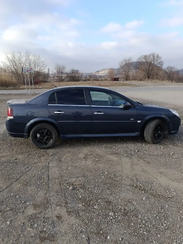 Продаётся opel вектра с год 2006 ✅ 1.8 ✅кпп механика ✅двух зонный климат контроль. ✅подогрев сидушек. ✅электро зеркала, подогрев зеркал и зад стекла. зеркала складываются с пульта. ✅центральный замок. ✅4 стекло подъемника. ✅всё работает все светится моргает. ✅зимняя резина, 16-е титаны. ✅салон чистый опрятный. в силу возраста автомобиля есть косячки по лкп. находится в г. енакиево. цена данного автомобиля 4️⃣7️⃣5️⃣0️⃣0️⃣0️⃣ рублей. торг присутствует. номер телефона +79490344684 📲 tg: @evgeniy549a 📞 звоните: +7(949)0344684 - фотография - 9