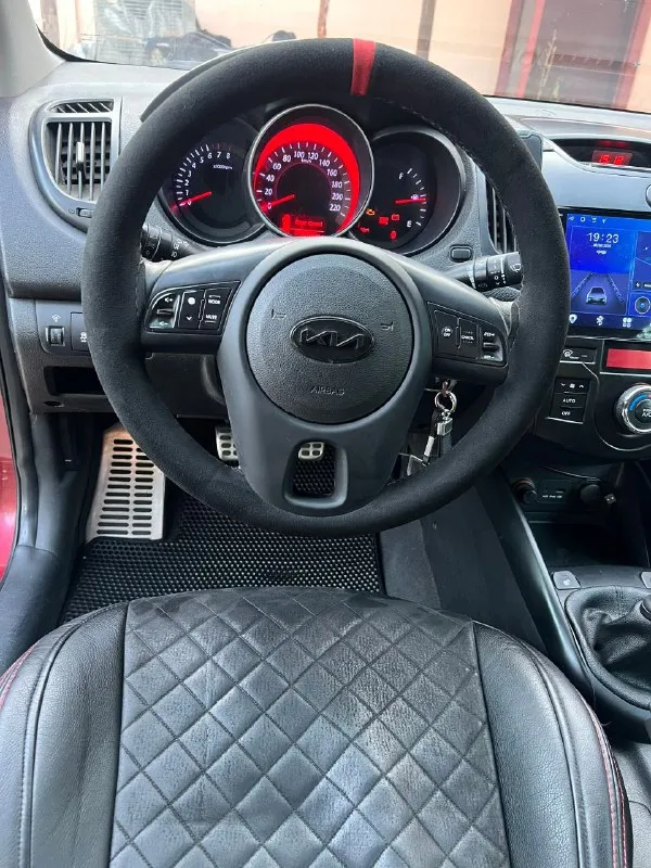 Продам kia cerato coup 2010г
2 Литра (150 лс) 6 ст механика
Машина технически в отличном состоянии, небыло ни одного дтп, отчет по авто максимально чистый
Пробег 240 тысяч, болячки мотора устранены, кат вырезан, капиталку (с гильзовкой) делал около 30 тысяч назад в краснодаре на хорошем сто, с гарантией на пробег 100 тыс. И всей документацией, новый генератор и стартер и еще много чего, пишите всё расскажу
Салон в идеале, каждая кнопка работает, магнитола с камерой заднего вида и регистратором
Подогревы сидений, мультируль, круиз контроль, датчик света, климат контроль работает отлично
Огромные безрамочные двери, не провисли
Приятный раздвоенный выхлоп, крыша закатана в черную пленку
17Е диски резина зима и лето
Машина вторая в семье, сейчас просто стоит
Цена: 750к торг
+79494382473
Донецк-макеевка - фотография - 6