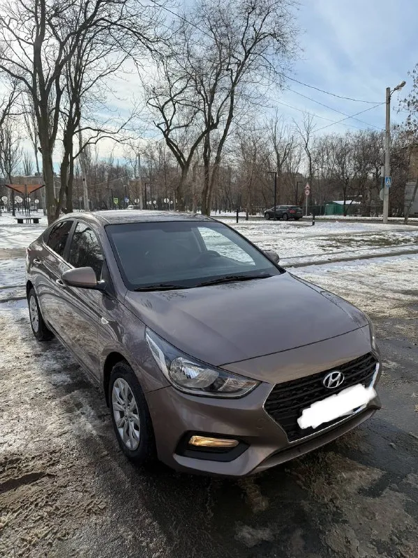 +79493330955 в продаже hyundai solaris 1.6 автомат 2020год ✅ новое состояние ✅ пробег 63тыс. км оригинальный ✅ точка в точку ✅ каждое стекло родное ✅ без окрасов ✅ все в заводской краске ✅ без вложений ✅ зеленая автотека ✅ южный регион (эксплуатация по краснодарскому краю ) ✅ днище как новое ✅ цвет кузова очень красивый, коричневый ✅ кузов без сколов и царапин ✅ обслужен ✅ любые проверки на любом сто ✅ telegram - фотография - 1