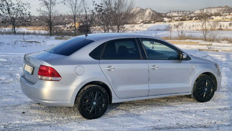 ❗️автомобиль: volkswagen polo ▫️ год выпуска: 2013 ▫️ автомат (aisin 6ст) ▫️двигатель: 1 598 см³ / 105 л. с., бензин ▫️пробег: 204 285 км ▫️3 владельца по птс машина в заводском окрасе. все стёкла заводские, включая лобовое. два комплекта колёс, два ключа. двигатель работает ровно, коробка переключается плавно, подвеска в порядке. салон чистый и аккуратный, не прокурен, без посторонних запахов. ✔️ комплектация: ▫️кондиционер ▫️ электростеклоподъемники ▫️ подогрев сидений ▫️ парктроники 🪙цена: 780 тыс. рублей 📱 +7 949 805-05-50 📱 @polinazen13 полина 📲 tg: @polinazen13 📞 звоните: +7(949)8050550 - фотография - 4