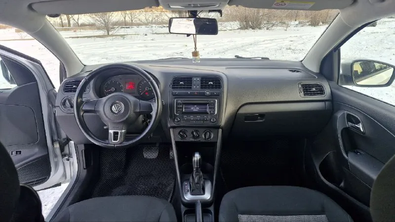 ❗️автомобиль: volkswagen polo ▫️ год выпуска: 2013 ▫️ автомат (aisin 6ст) ▫️двигатель: 1 598 см³ / 105 л. с., бензин ▫️пробег: 204 285 км ▫️3 владельца по птс машина в заводском окрасе. все стёкла заводские, включая лобовое. два комплекта колёс, два ключа. двигатель работает ровно, коробка переключается плавно, подвеска в порядке. салон чистый и аккуратный, не прокурен, без посторонних запахов. ✔️ комплектация: ▫️кондиционер ▫️ электростеклоподъемники ▫️ подогрев сидений ▫️ парктроники 🪙цена: 780 тыс. рублей 📱 +7 949 805-05-50 📱 @polinazen13 полина 📲 tg: @polinazen13 📞 звоните: +7(949)8050550 - фотография - 5