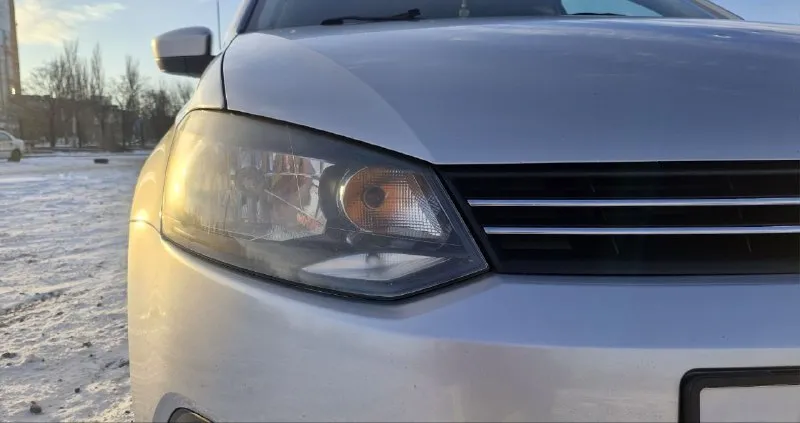 ❗️автомобиль: volkswagen polo ▫️ год выпуска: 2013 ▫️ автомат (aisin 6ст) ▫️двигатель: 1 598 см³ / 105 л. с., бензин ▫️пробег: 204 285 км ▫️3 владельца по птс машина в заводском окрасе. все стёкла заводские, включая лобовое. два комплекта колёс, два ключа. двигатель работает ровно, коробка переключается плавно, подвеска в порядке. салон чистый и аккуратный, не прокурен, без посторонних запахов. ✔️ комплектация: ▫️кондиционер ▫️ электростеклоподъемники ▫️ подогрев сидений ▫️ парктроники 🪙цена: 780 тыс. рублей 📱 +7 949 805-05-50 📱 @polinazen13 полина 📲 tg: @polinazen13 📞 звоните: +7(949)8050550 - фотография - 7